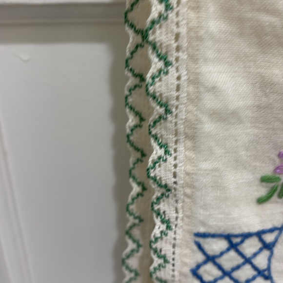 Vintage Embroidered floralTable Runner White Pink Blue - Picture 3 of 7